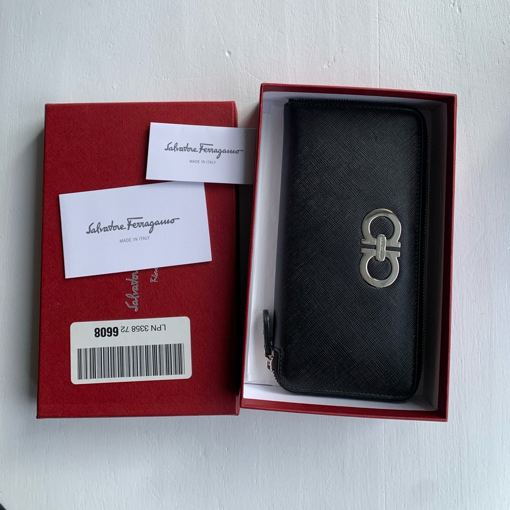 Pre-owned Salvatore Ferragamo Leather Zip Around Black Wallet in great condition
